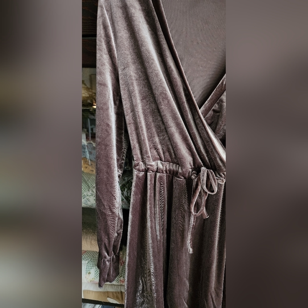 SHEIN Velvet Wrap Dress - Picture 3 of 4